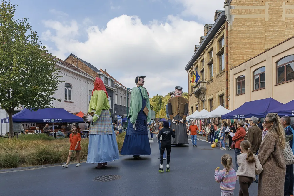 de reuzen van Sint-Genesius-Rode aan het rondlopen op de jaarmarkt van Rode